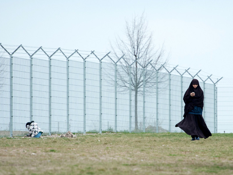 Чеченка с дочерью у приемного центра для беженцев в Шнеберге, апрель 2015 года
