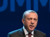 О связи Турции с ИГ говорилось неоднократно, и турецкий президент Реджеп Тайип Эрдоган неоднократно опровергал, что его семья вовлечена в криминальные бизнес-связи с террористами