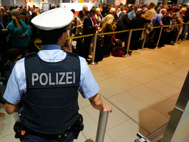 Полиция немецкого города Кельн задержала шесть российских болельщиков, возвращавшихся в Москву из Франции с чемпионата Европы по футболу, за нападение на испанских туристов