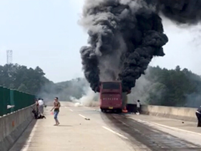 Жертвами возгорания автобуса в китайской провинции Хунань стали, по последним данным, 30 человек