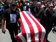 Автомобиль сбил двух полицейских, охранявших похоронную процессию жертвы теракта в Орландо