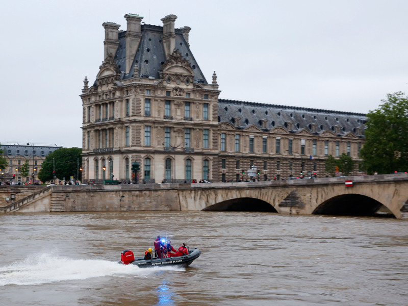 Лувр и музей Орсе вновь открылись после наводнения