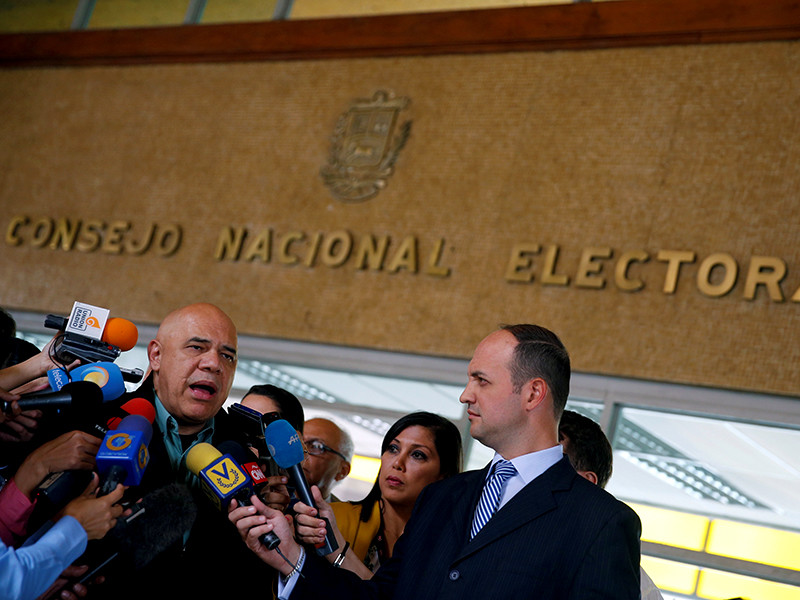 Оппозиция Венесуэлы заявила, что ей удалось подтвердить действительность более 200 тысяч подписей, собранных ранее в поддержку проведения референдума по отставке президента страны Николоса Мадуро