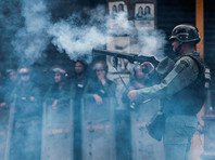 Подразделения национальной гвардии и полиции попытались разогнать протестующих, применив слезоточивый газ