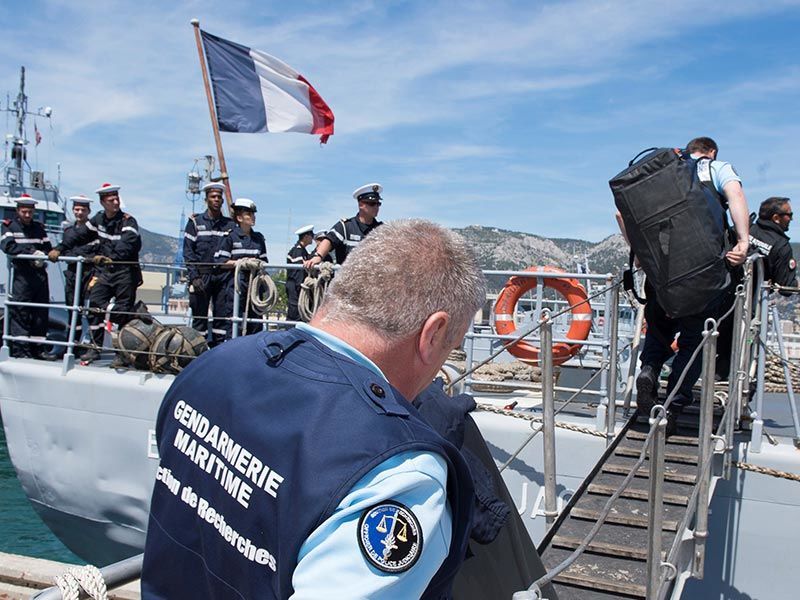 Французское судно, участвующее в поисках упавшего в Средиземное море самолета A320 авиакомпании EgyptAir, уловило сигналы с глубины, которые, предположительно, могли поступить от "черных ящиков" лайнера
