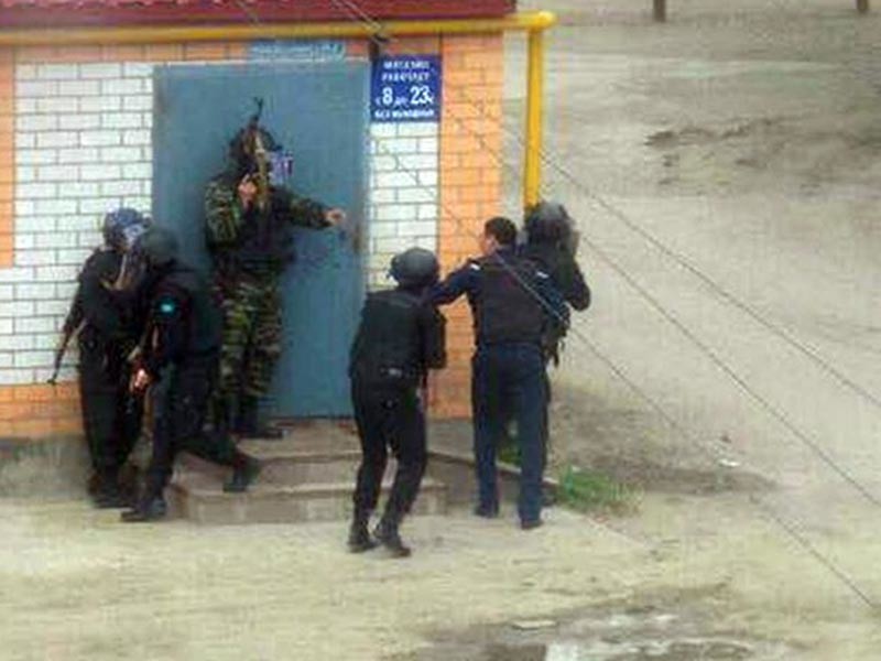 Количество погибших в терактах в Актобе в общей сложности составило восемь человек, сообщил глава МВД Казахстана Калмуханбет Касымов
