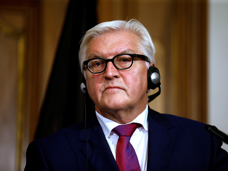 Глава МИД Германии Франк-Вальтер Штайнмайер высказался за постепенное снятие европейских санкций с России в случае "существенного прогресса" в рамках мирного процесса на Украине