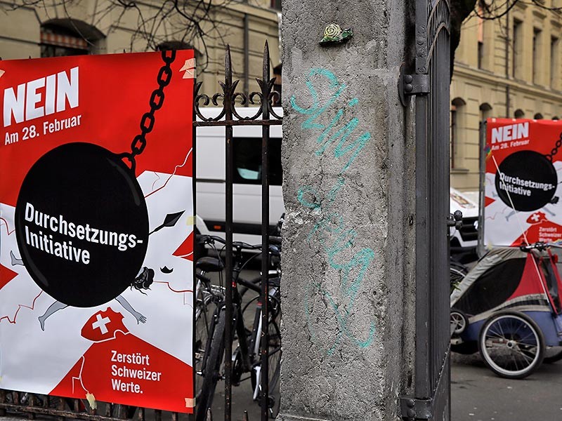 Граждане Швейцарии на референдуме отказываются от гарантированного дохода в 2,5 тысячи франков, сообщает Reuters