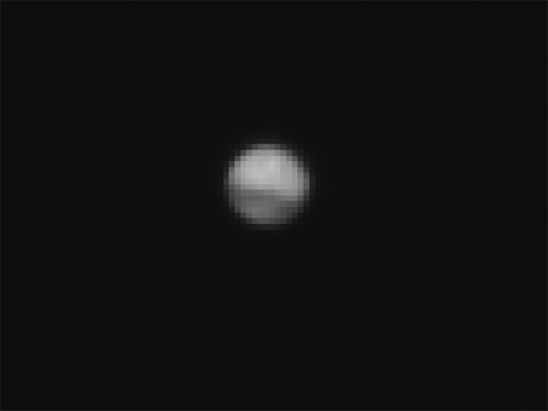 Космический аппарат "ЭкзоМарс (ExoMars), направляющийся к Марсу, сделал первый снимок Красной планеты