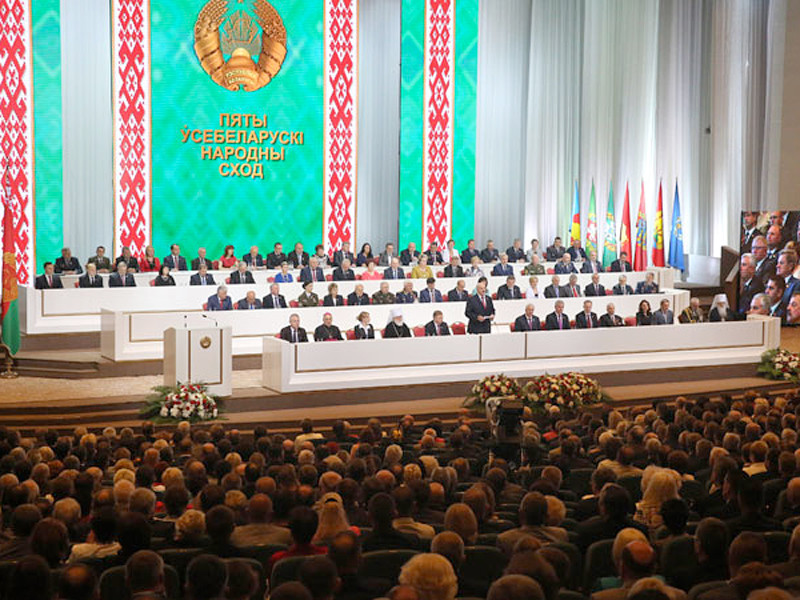 Бессменный президент Белоруссии Александр Лукашенко выступил перед делегатами пятого Всебелорусского народного собрания, которое в интернете язвительно называют "пародией на съезд КПСС"