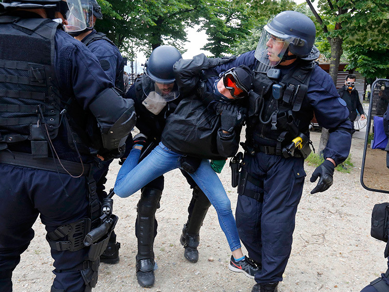 В Париже в ходе столкновений протестующих против реформы трудового законодательства и полиции пострадали 26 человек, из них 20 - сотрудники правоохранительных органов