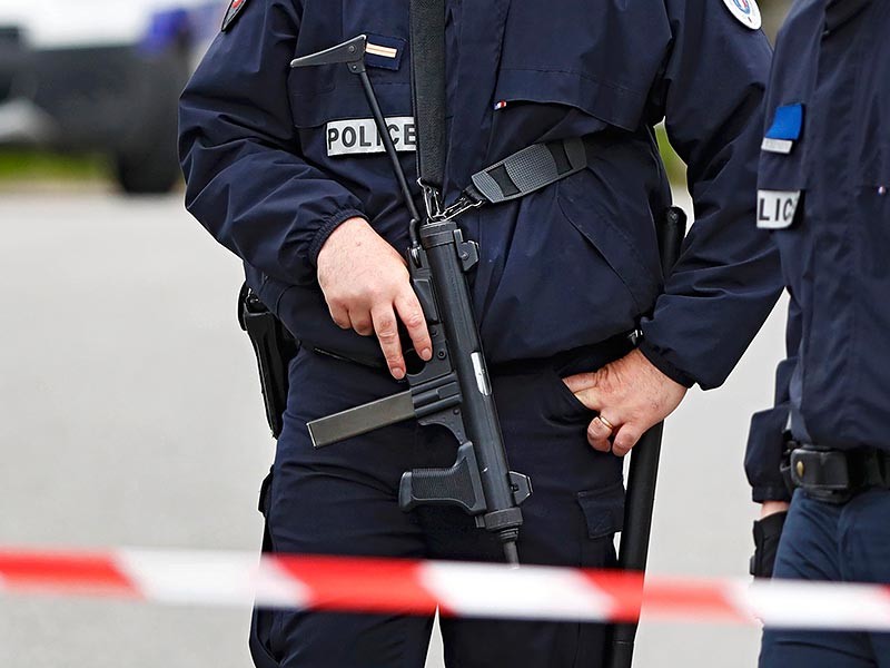 Во Франции задержаны двое подозреваемых в причастности к убийству полицейского и его жены недалеко от Парижа