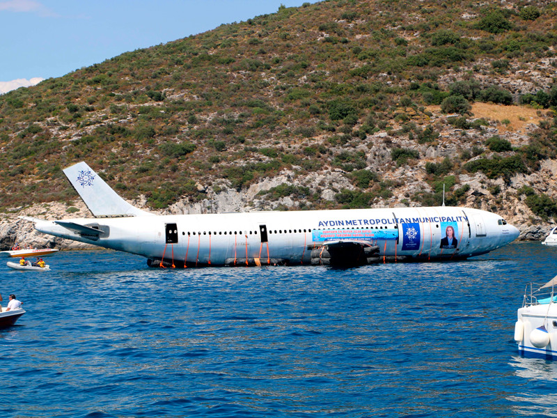 В Турции затопили старый самолет, чтобы привлечь дайверов