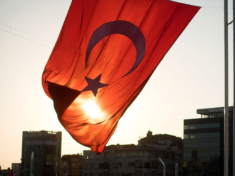Высший совет по образованию Турции ввел запрет на выезд из страны преподавателей местных вузов. Те, кто уже находится за границей по работе, должны "в кратчайшие сроки" вернуться в страну