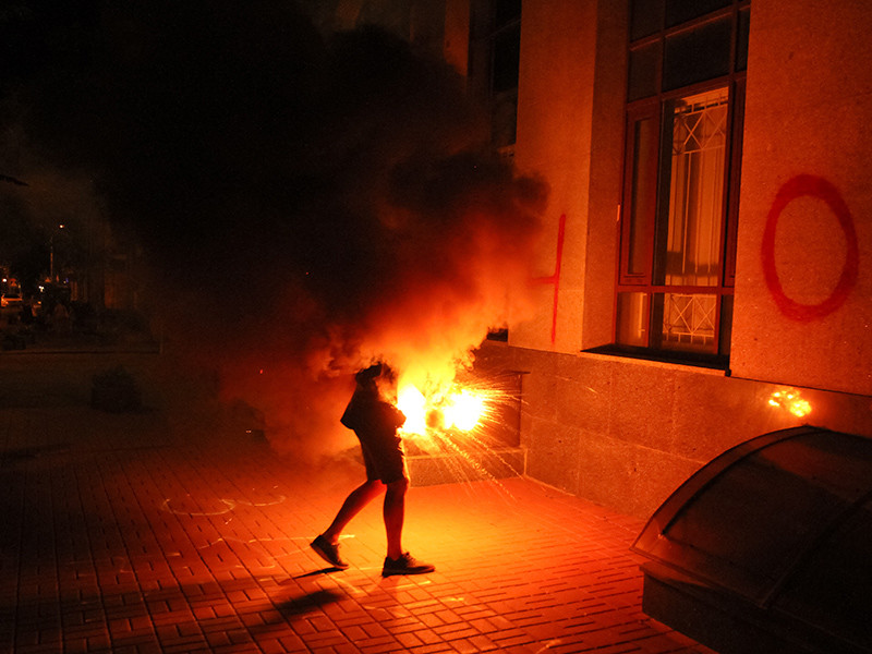 В Киеве неизвестные в масках поздно вечером 13 июля забросали файерами здание представительства Федерального агентства по делам СНГ (Россотрудничество)