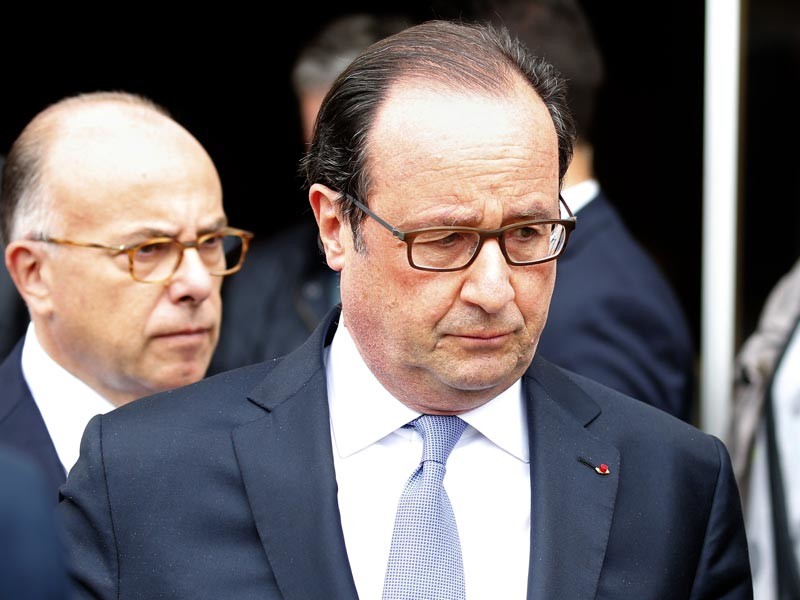 Президент Франции Франсуа Олланд прибыл с визитом в город Сент-Этьен-дю-Рувре в регионе Нормандия, где утром 26 июля произошло вооруженное нападение на местную церковь с захватом заложников