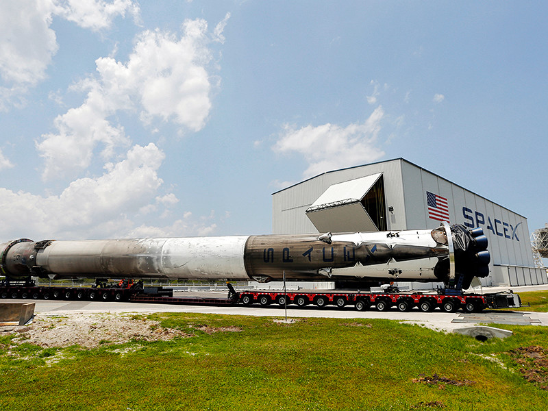 Американская компания SpaceX осуществила успешный запуск ракеты-носителя Falcon 9 с космическим грузовым кораблем Dragon к Международной космической станции (МКС)
