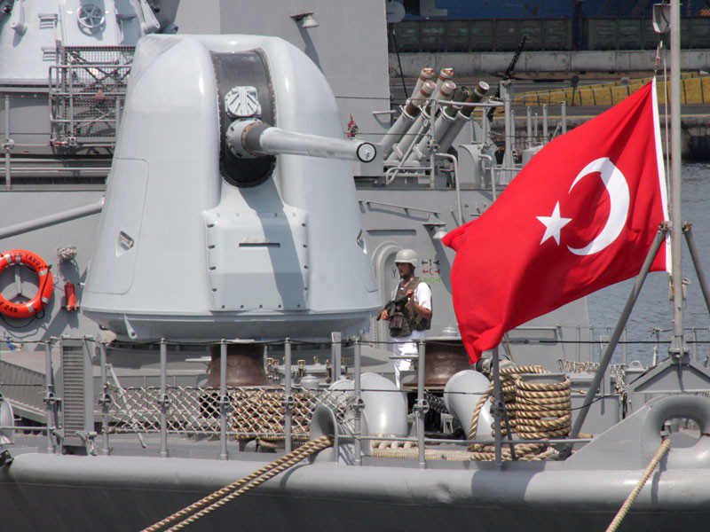Мятежники в Турции захватили фрегат и взяли в заложники командующего флотом
