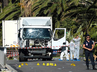 Теракт в Ницце произошел вечером 14 июля, в День взятия Бастилии. Водитель грузовика протаранил толпу, собравшуюся на Английской набережной посмотреть праздничный фейерверк