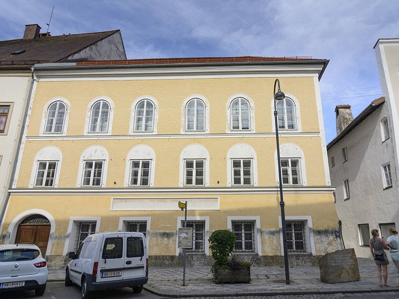 Правительство Австрии приняло решение конфисковать дом в городе Браунау-на-Инне, в котором в 1889 году родился диктатор Третьего рейха Адольф Гитлер, чтобы не допустить его превращения в место паломничеств неонацистов