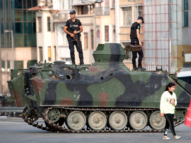 Полиция Стамбула получила приказ сбивать вертолеты, введены дополнительные силы спецназа