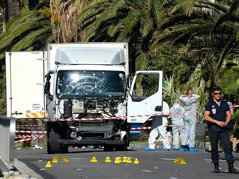 Правительство Франции намерено провести проверку действий сотрудников полиции во время теракта в Ницце