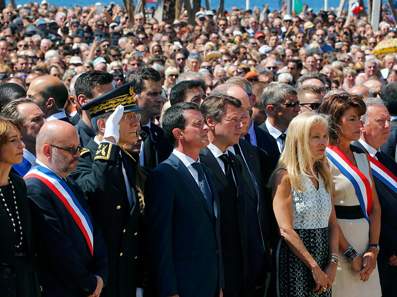 Жители Ниццы устроили холодный прием правительственной делегации во главе с премьер-министром Франции Манюэлем Вальсом, прибывшей в город, чтобы почтить память жертв страшного теракта, унесшего жизни 84 человек
