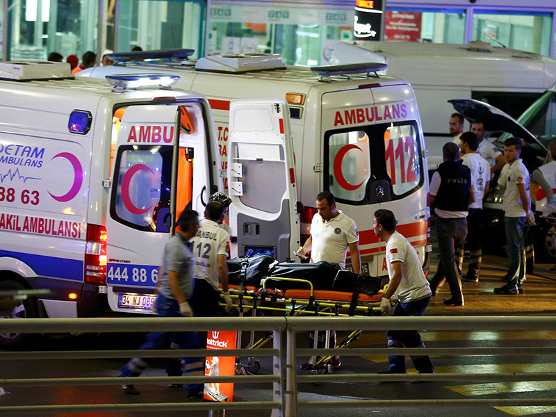 Эвакуация раненых из аэропорта Стамбула после теракта
