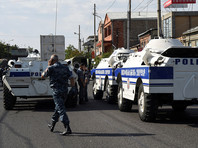 Утром в воскресенье группа вооруженных лиц захватила здание полиции и нескольких заложников и потребовала освободить координатора армянской оппозиционной гражданской инициативы