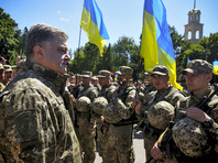 Президент Украины Петр Порошенко подписал документ "Предметы униформы и знаки отличия Вооруженных сил"