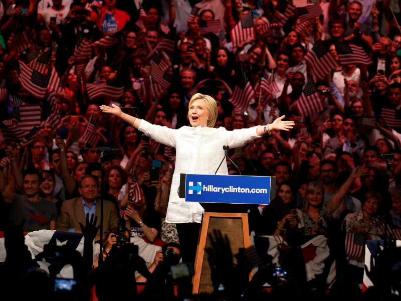 Участники съезда Демократической партии в Филадельфии утвердили Хиллари Клинтон кандидатом в президенты США. Она стала первой женщиной-кандидатом на высший государственный пост в 240-летней истории Соединенных Штатов