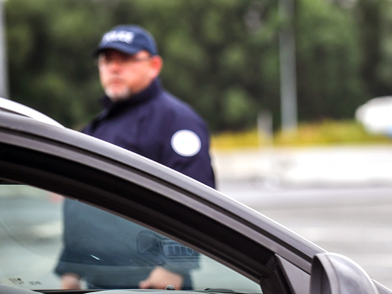Французская полиция задержала под Парижем по подозрению в связях с экстремистами водителя, который доставлял пассажиров в аэропорт