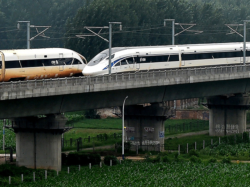 В Китае провели опасный эксперимент с участием сверхскоростных поездов: два состава, двигающиеся навстречу по параллельным железнодорожным путям, проехали мимо друг друга на скорости 420 км/ч