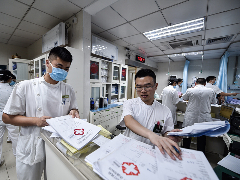 49-летний британский преподаватель Марк Теренс Осбон, скончавшийся в среду в больнице китайского Ханчжоу от инсульта, пожертвовал свои органы и ткани, в том числе роговицу глаз, почки, сердце и печень и помог шести китайским пациентам