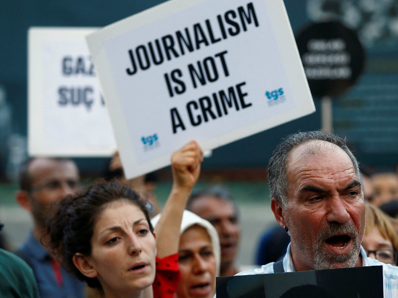 Турецкий журналист заступился за задержанных по воле Эрдогана коллег: "Они отказались прогибаться"