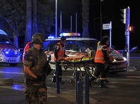 Теракт в Ницце произошел поздно вечером 14 июля. На набережную, с которой пришедшие смотрели салют в честь Дня взятия Бастилии, выехал грузовик и начал давить прохожих