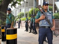 В правительственном квартале Дакки неизвестные открыли стрельбу в ресторане