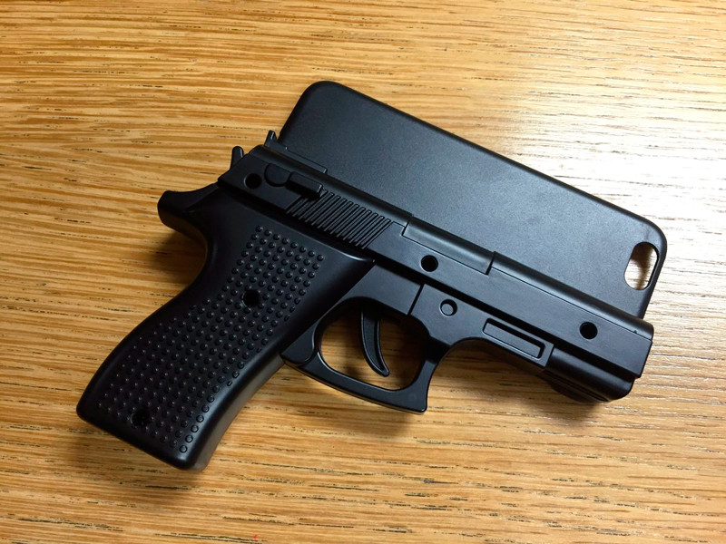 В лондонском аэропорту задержали мужчину с чехлом для телефона в виде пистолета