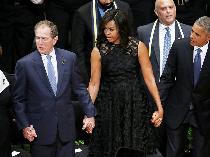Экс-президент США Джордж Буш-младший 12 июля на панихиде по погибшим в Далласе полицейским повел себя довольно странным образом