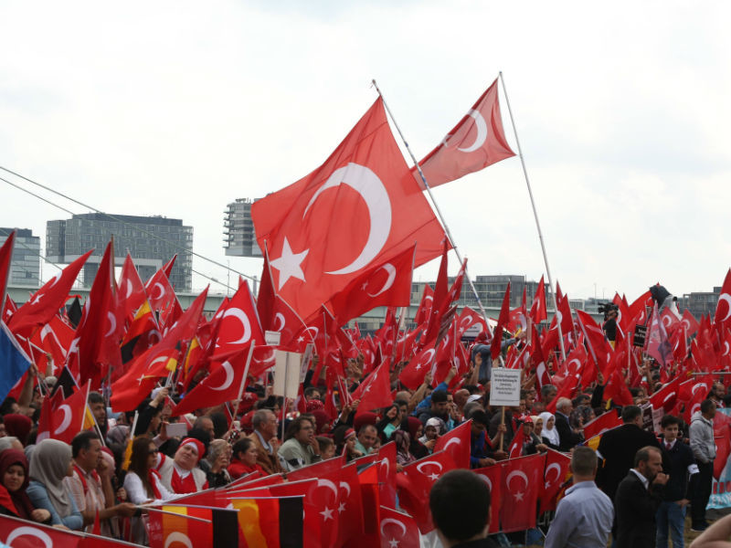 Около 50 тысяч человек собрала акция в поддержку Эрдогана в немецком Кельне