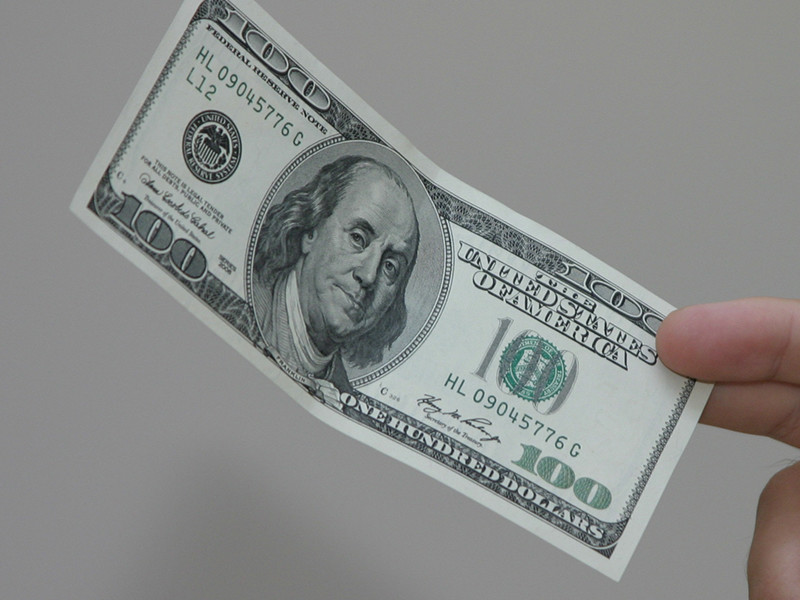 В США анонимный филантроп три года подкидывает жителям Сейлема 100-долларовые купюры