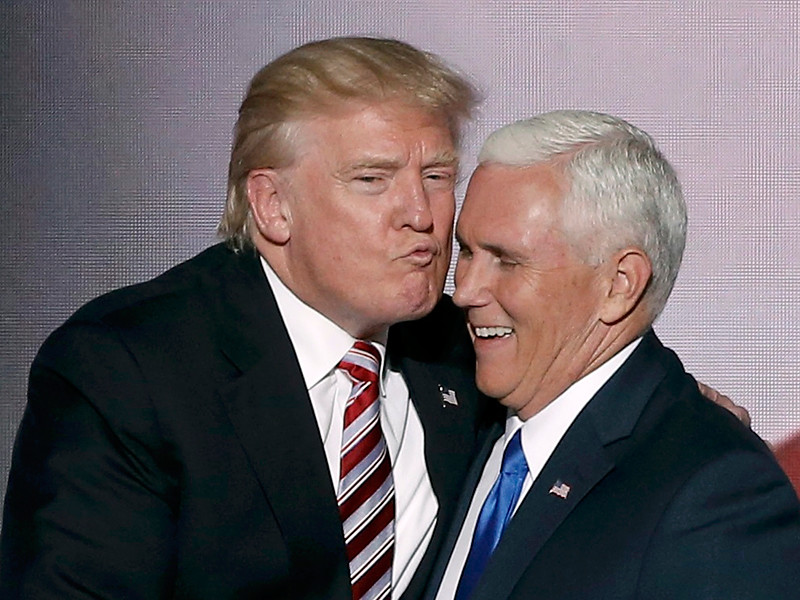 Трамп после речи Пенса даже попытался его поцеловать, однако это получился неловкий "поцелуй в воздух", который моментально высмеяли в соцсетях
