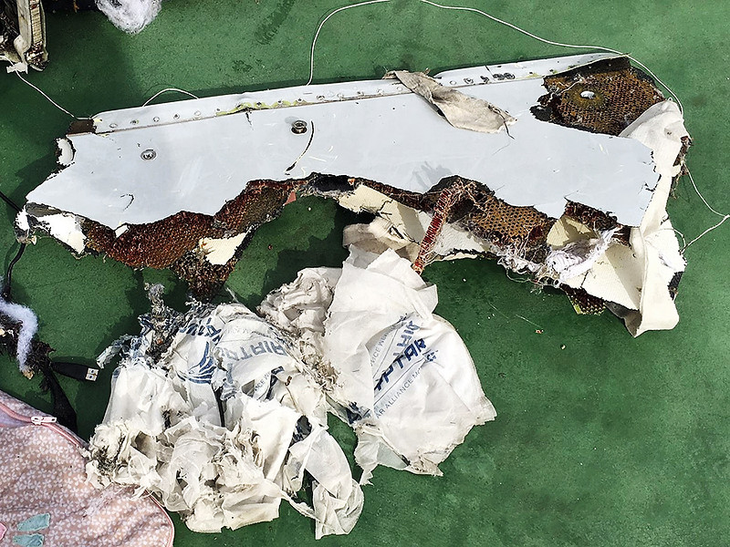 Обломки пассажирского самолета, предположительно, принадлежащие лайнеру А320 египетской компании EgyptAir, найдены возле побережья Израиля