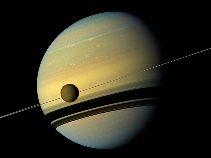 Ученые из американского Корнелльского университета, проведя исследование, выдвинули гипотезу, что жизнь на крупнейшем спутнике  Сатурна - Титане - потенциально возможна благодаря присутствию на его поверхности особой молекулы