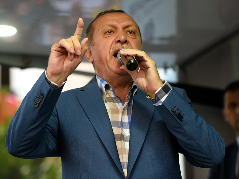 Президент Турции Реджеп Тайип Эрдоган первым декретом после объявления чрезвычайного положения разрешил арест на месяц после задержания и закрыл тысячи школ и общественных организаций, а также три десятка медицинских учреждений