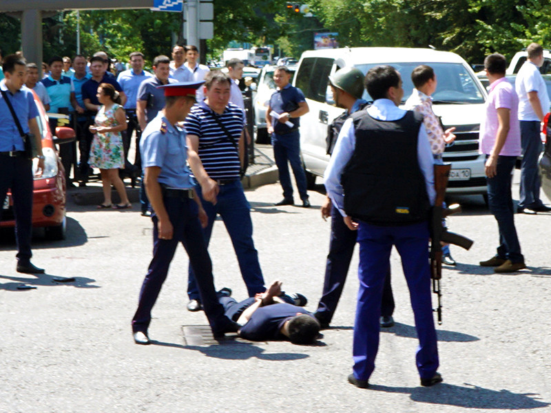 Задержанным за вооруженное нападение на районное управление внутренних дел Алма-Аты оказался продавец сотовых телефонов из поселка Ынтымак Руслан Куликбаев