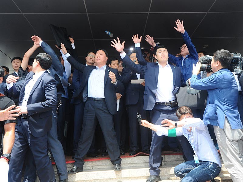 Премьер-министр Южной Кореи Хван Гё Ан подвергся нападению во время визита в уезд Сонджу, расположенный в провинции Кенсан-Пукто - в 300 км к юго-востоку от Сеула. Местные жители забросали политика яйцами, бутылками с водой и другими предметами