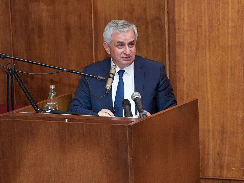 Президент Абхазии оценил беспорядки в Сухуме как "борьбу за власть" и попытку дестабилизации