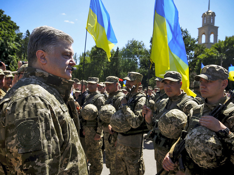 Президент Украины Петр Порошенко подписал документ "Предметы униформы и знаки отличия Вооруженных сил"
