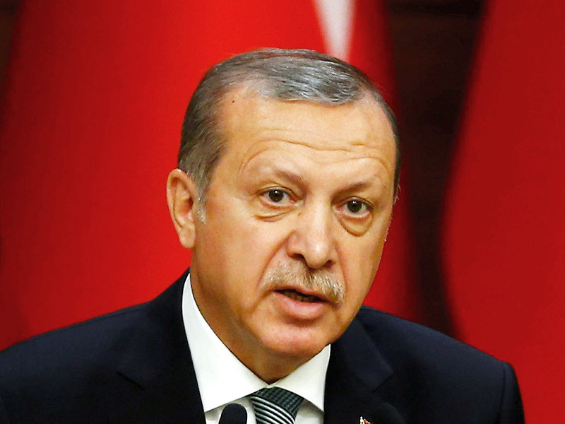 Немецкий сатирический журнал Titanic решил сделать героем своего августовского номера президента Турции Реджепа Тайипа Эрдогана. Издание поместило на обложку фотографию турецкого лидера с колбасой в брюках